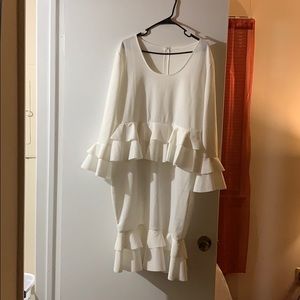 Size 3x white dress. Fits like a 1x.